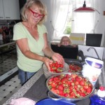 Oma & Kayley washing strawberries